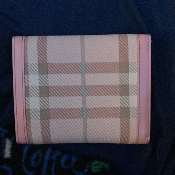 I want $300 for a Burberry wallet - Picture 4 of 4